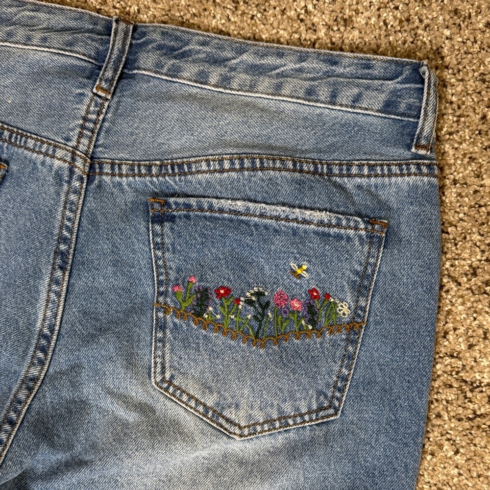 SONG Timeless Fit Boyfriend Jeans With Floral Embroidered Back Pockets